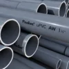 Tumpukan pipa Pralon uPVC AW 1 1/2 Inch dengan diameter dalam 38 mm, berwarna abu-abu, berlabel Pralon uPVC AW di sisi pipa