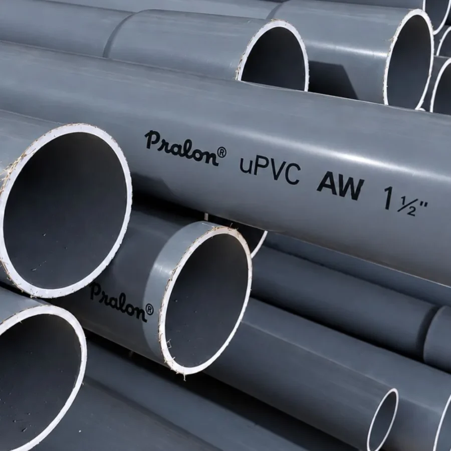 Tumpukan pipa Pralon uPVC AW 1 1/2 Inch dengan diameter dalam 38 mm, berwarna abu-abu, berlabel Pralon uPVC AW di sisi pipa