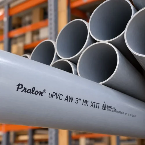 Pipa Pralon uPVC AW 3 Inch MK XIII berlogo Pralon dengan sertifikasi Halal, tersusun di gudang Toko Bangunan Sinar Karya Pontianak