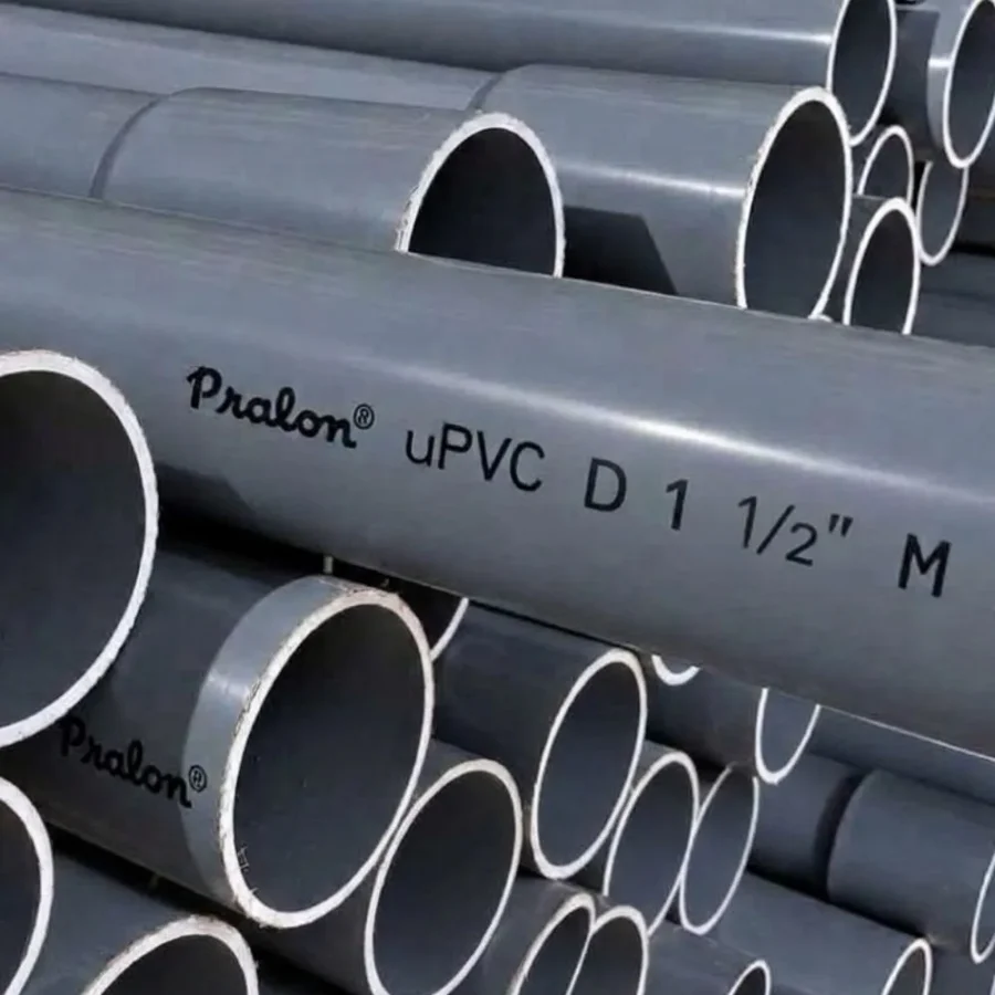 Pipa Pralon uPVC 1 1/2 Inch tipe D abu-abu dengan merek Pralon tercetak di sisinya