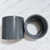 Socket 1 1/2 Inch DV Pralon berwarna abu-abu, tampak atas dua sudut dengan lubang sambungan jelas di kedua ujungnya