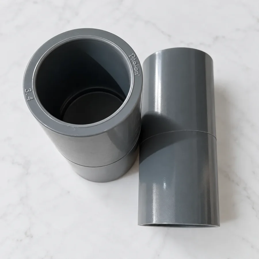 Socket Pralon 3/4 Inch TS berulir abu-abu dengan tutup, tampak overhead di atas permukaan marmer