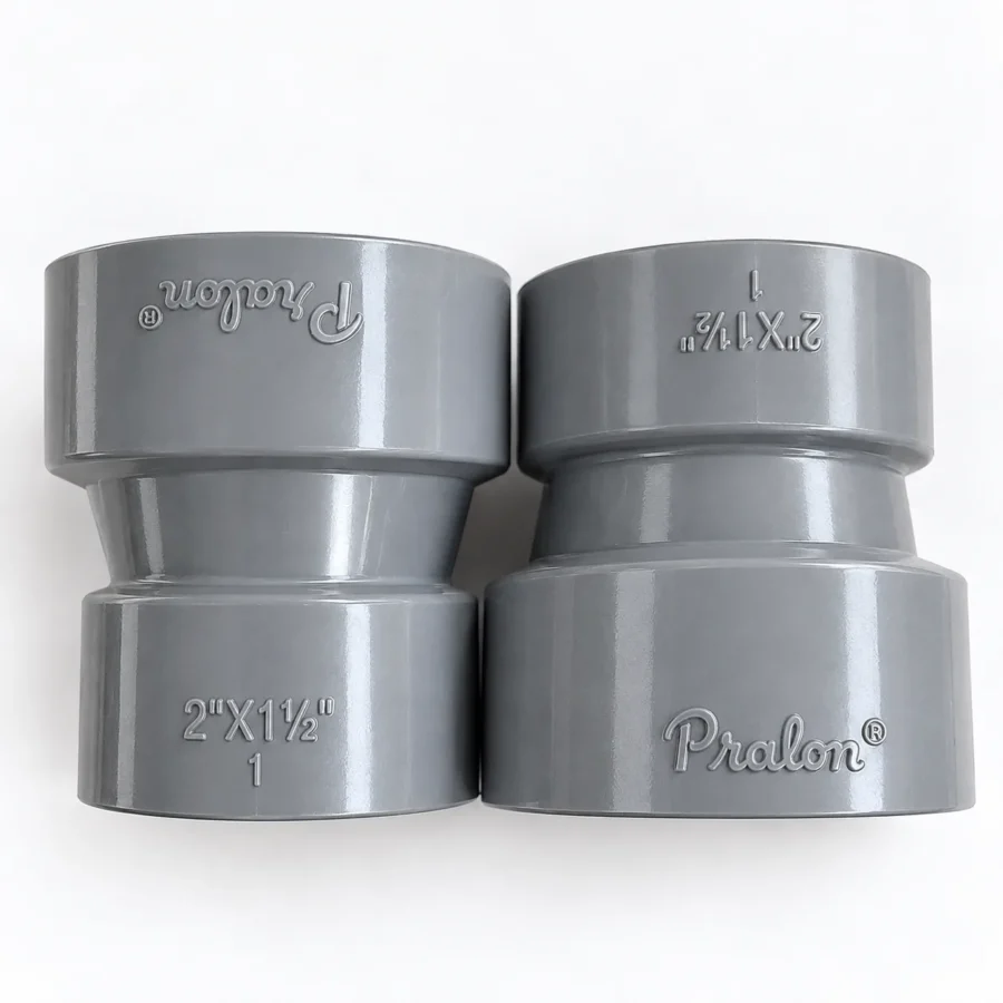 Dua buah Socket PVC Pralon 2 x 1 1/2 Inch DV berwarna abu, tampak dari dua sisi dengan logo Pralon dan tulisan ukuran timbul di badannya.