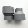 Dua buah Socket 4 x 2 1/2 Inch DV Merek Pralon berwarna abu dengan tulisan Pralon dan ukuran 4 x 2 1/2 pada badannya, di atas latar putih