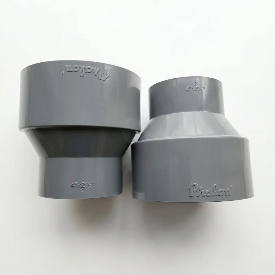 Dua buah Socket 4 x 2 1/2 Inch DV Merek Pralon berwarna abu dengan tulisan Pralon dan ukuran 4 x 2 1/2 pada badannya, di atas latar putih