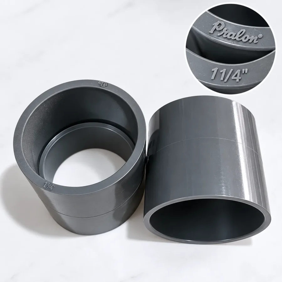 Socket Pralon 1 1/4 Inch warna abu-abu dengan merek Pralon tercetak jelas di permukaan