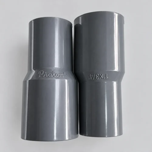 Dua buah socket PVC Pralon ukuran 1 inch x 3/4 inch berwarna abu-abu di Toko Bangunan Sinar Karya Pontianak