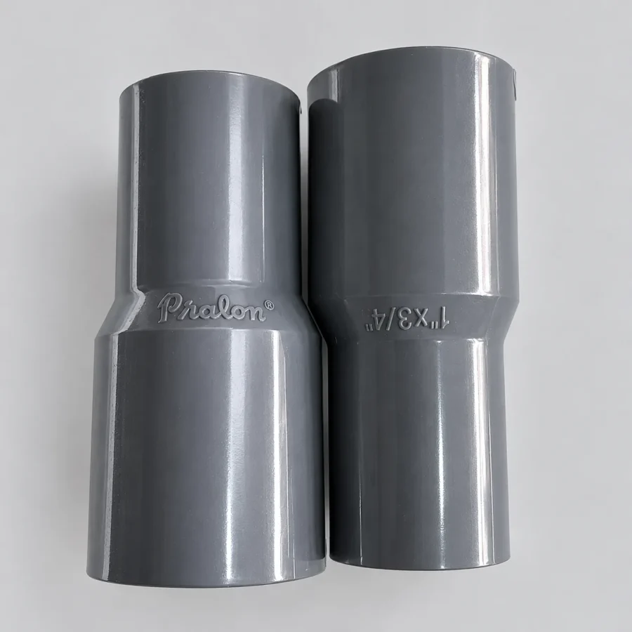 Dua buah socket PVC Pralon ukuran 1 inch x 3/4 inch berwarna abu-abu di Toko Bangunan Sinar Karya Pontianak
